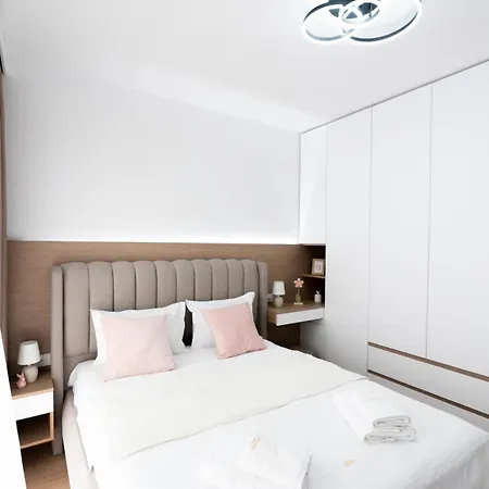 Soni Luxury 321 Plaza With Free Private Parking & Self Check-in דירה *