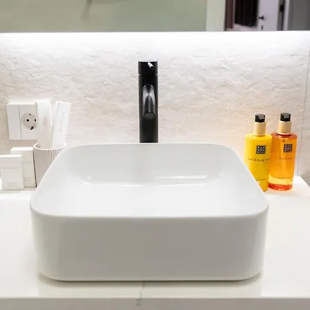Soni Luxury 321 Plaza With Free Private Parking & Self Check-in