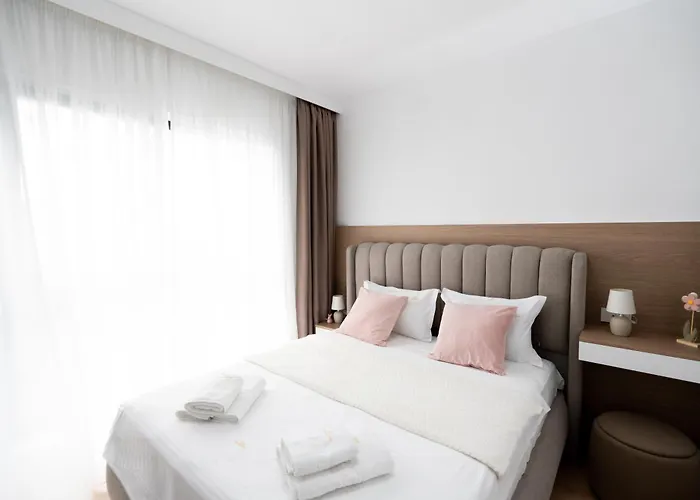 Soni Luxury 321 Plaza With Free Private Parking & Self Check-in