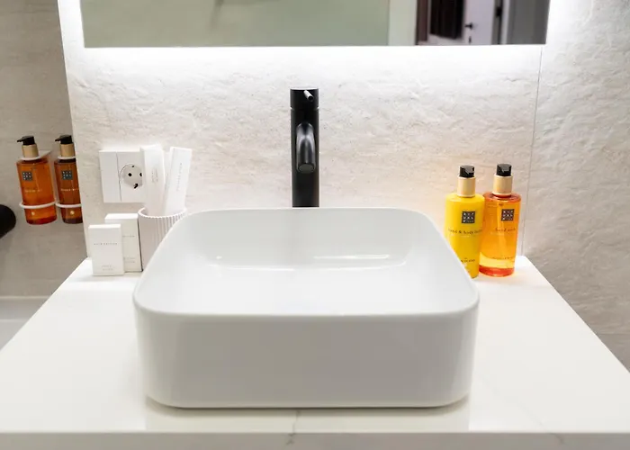 Soni Luxury 321 Plaza With Free Private Parking & Self Check-in